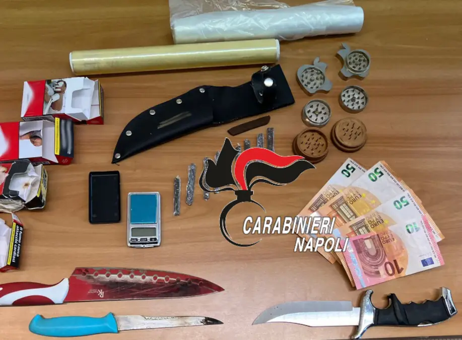 Spacciava nonostante fosse agli arresti domiciliari