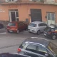 Aizza grosso cane contro i passanti