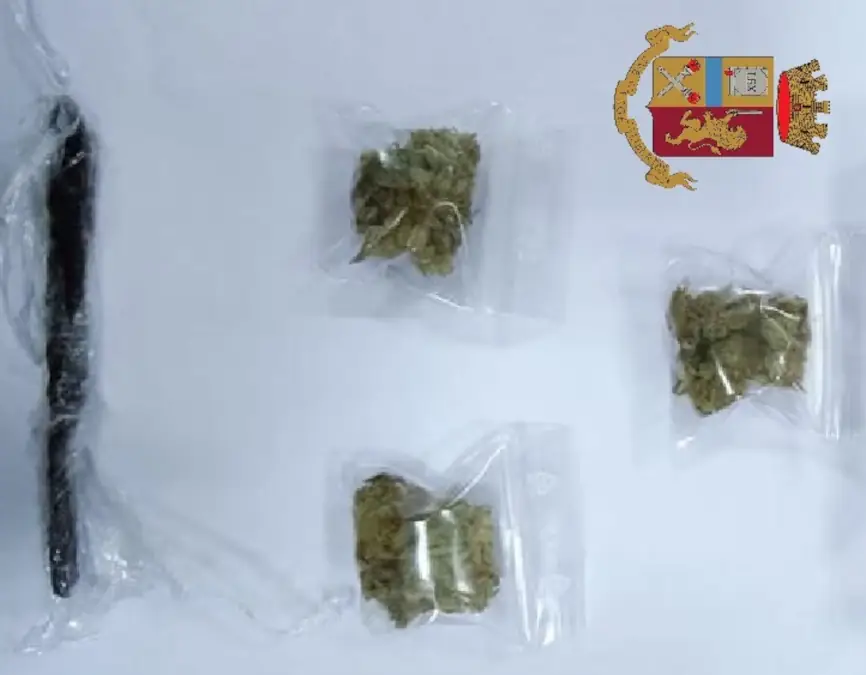 Droga nascosta nella pavimentazione di un palazzo