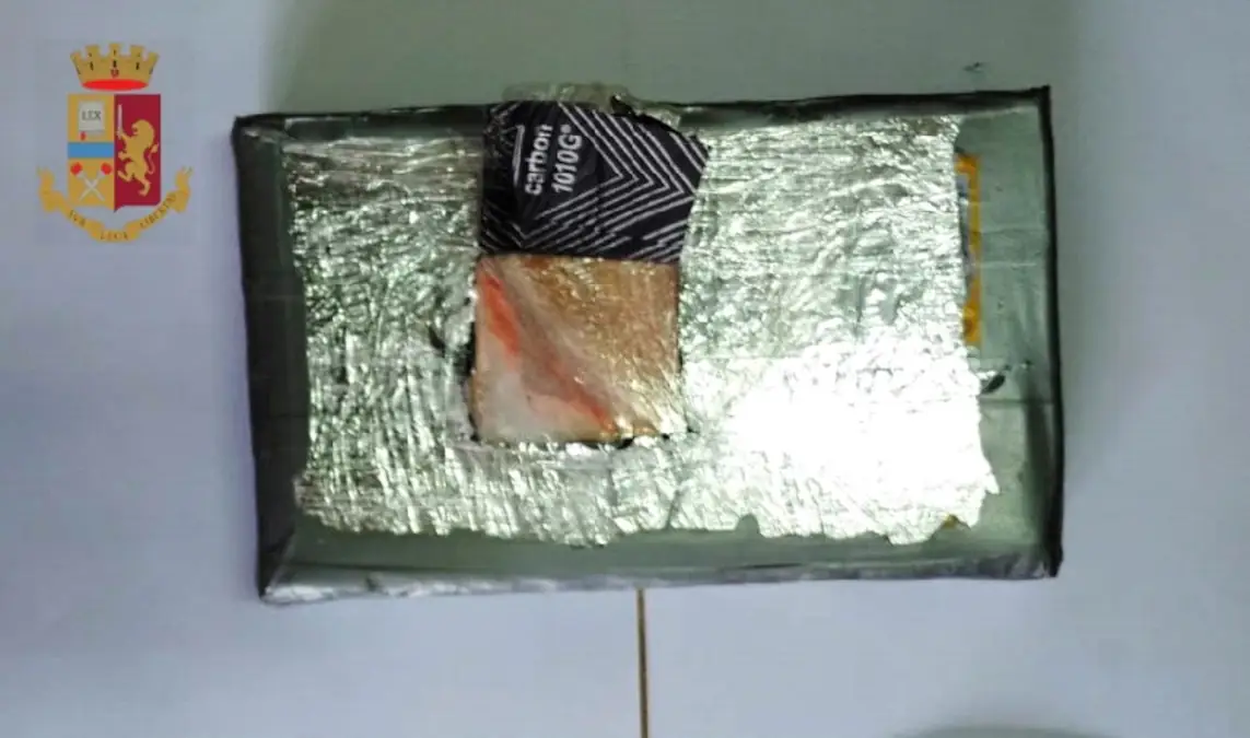 Un chilo di cocaina in auto