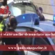 Tenta la fuga ed aggredisce i poliziotti