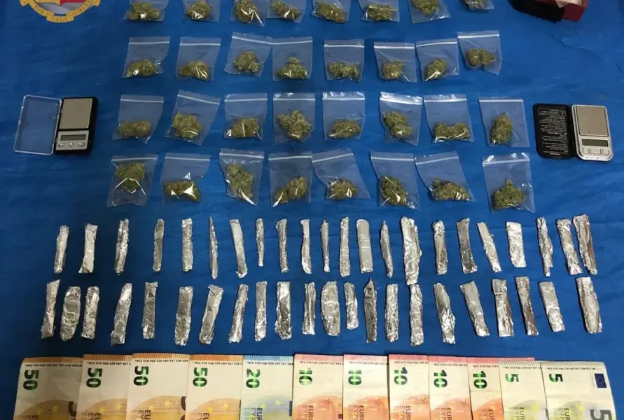 125 grammi di droga in casa