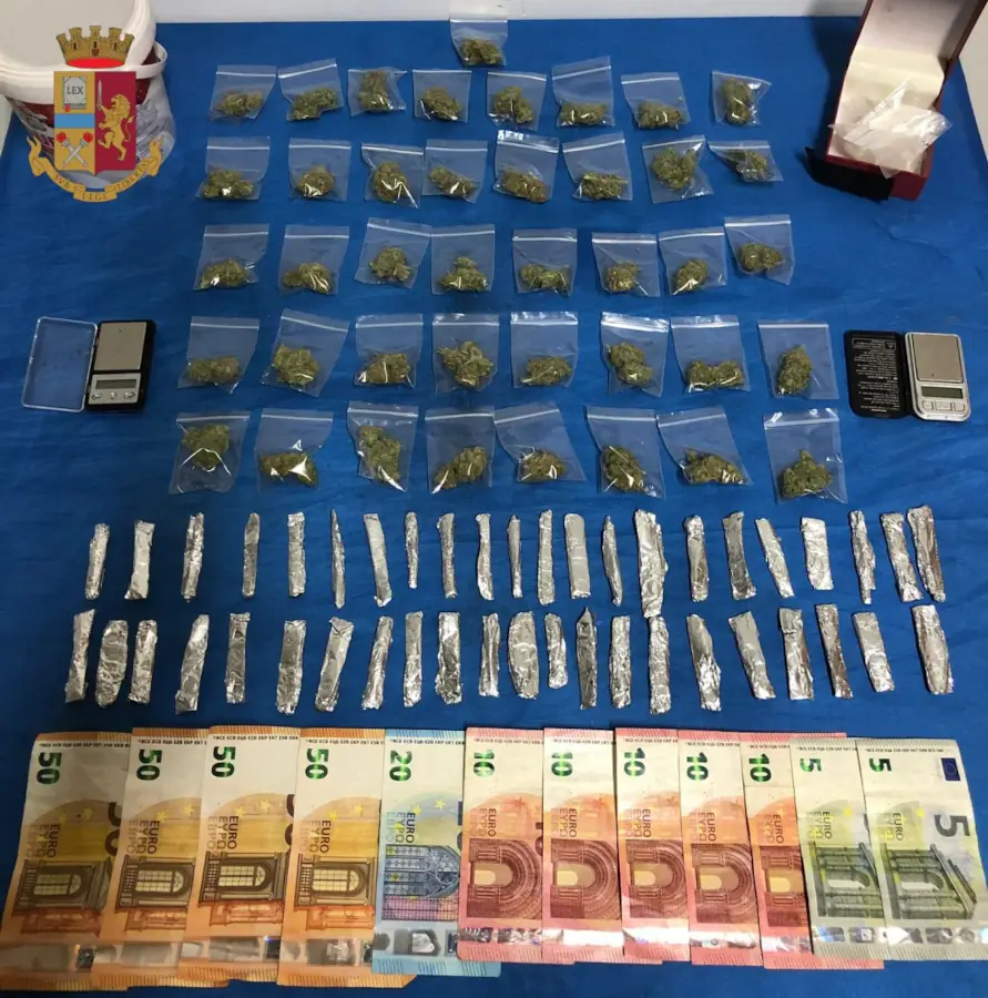 125 grammi di droga in casa