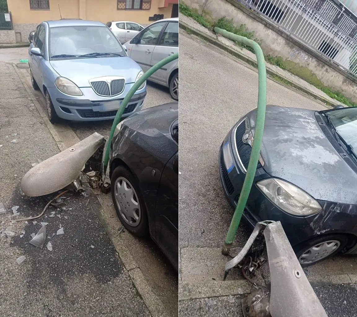 Maltempo cade palo illuminazione