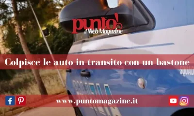 Colpisce auto con un bastone