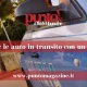 Colpisce auto con un bastone
