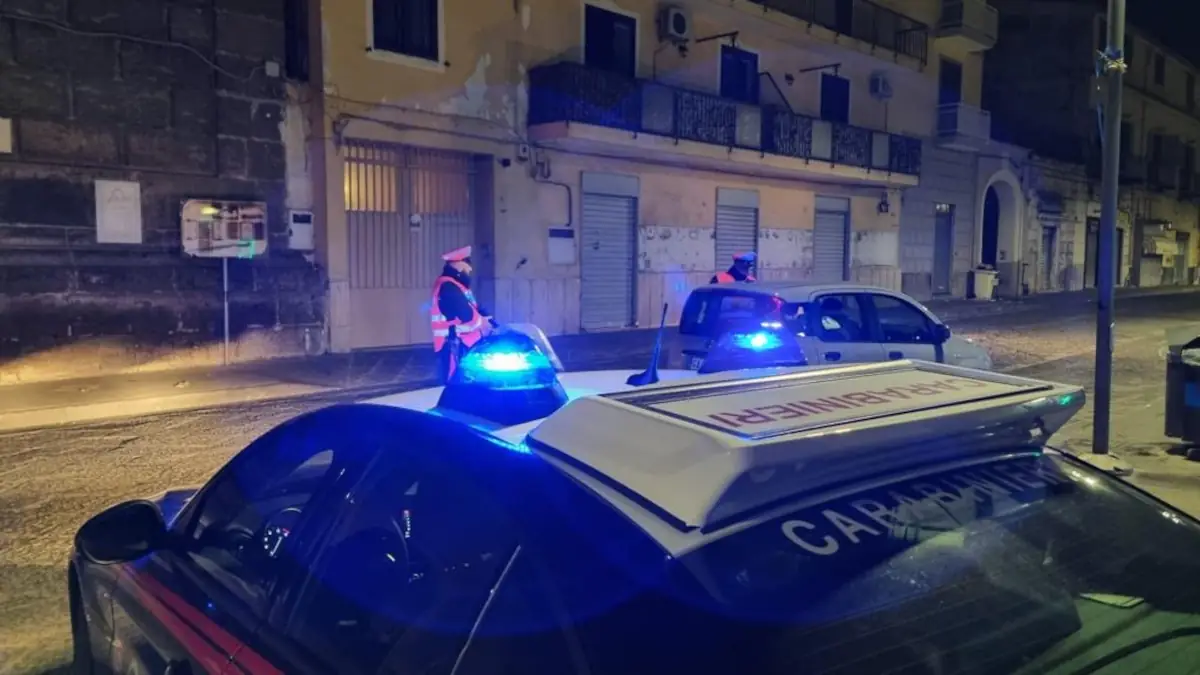 Coltelli e manganello sequestrati a giovani