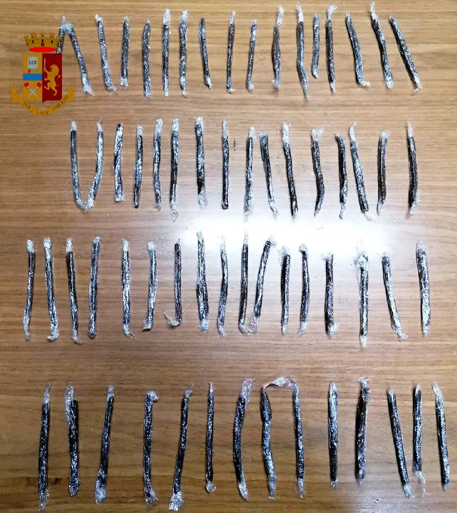 nascondeva la droga in un muro