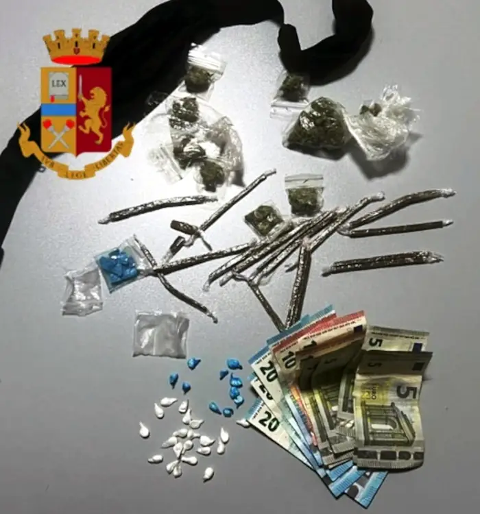 Spacciatore minaccia la polizia