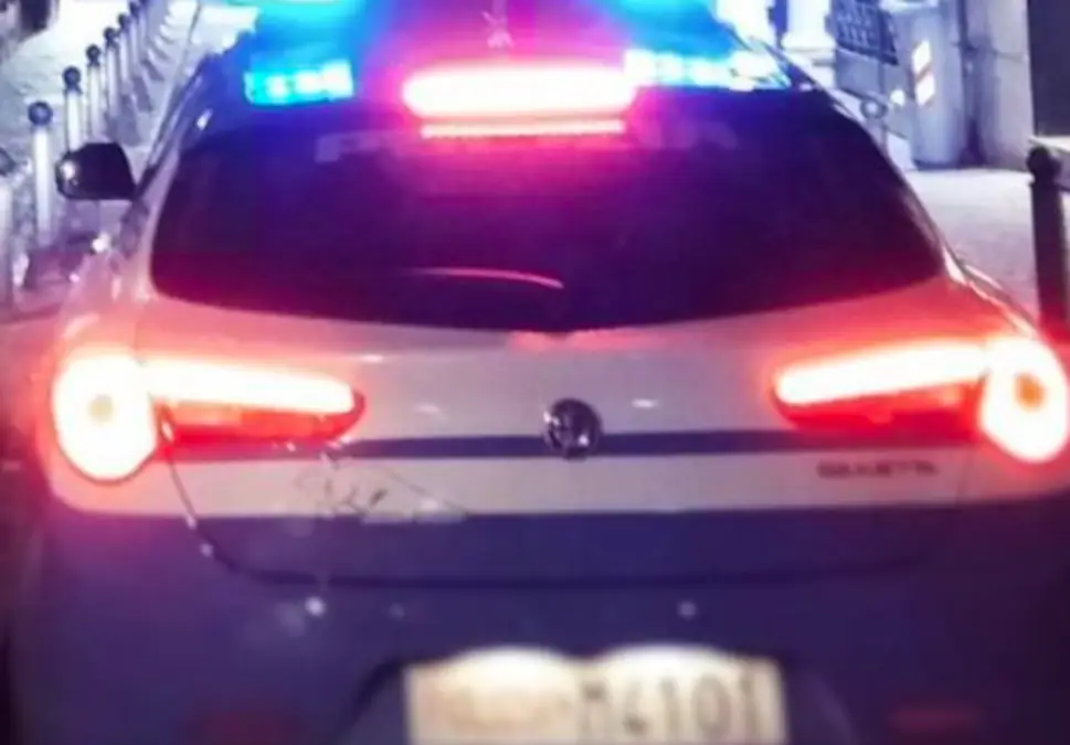 Si introduce in un'auto