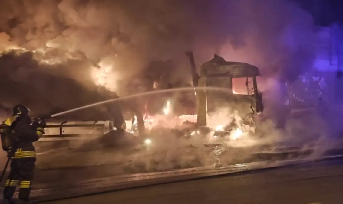Autoarticolato in fiamme