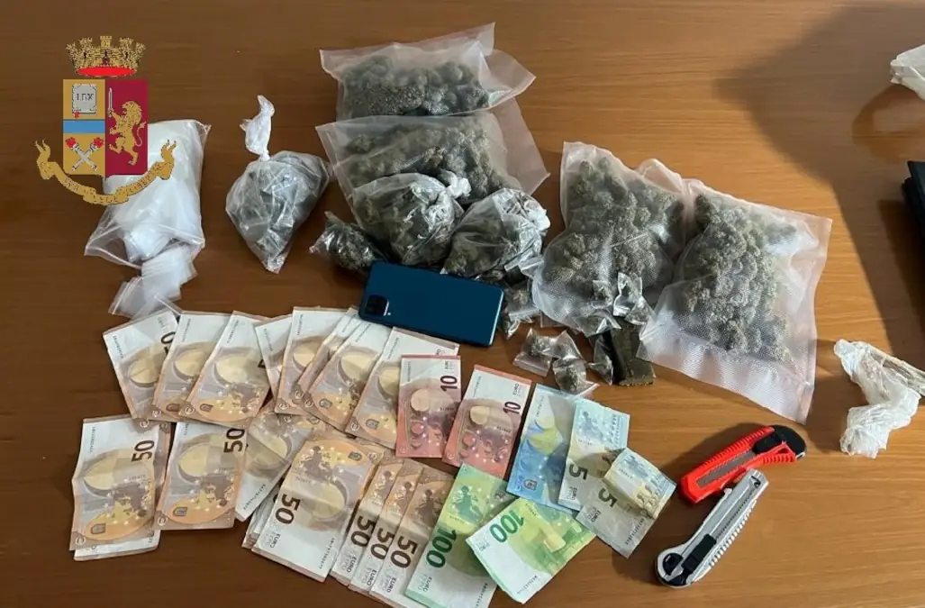 Beccato a cedere droga a Napoli