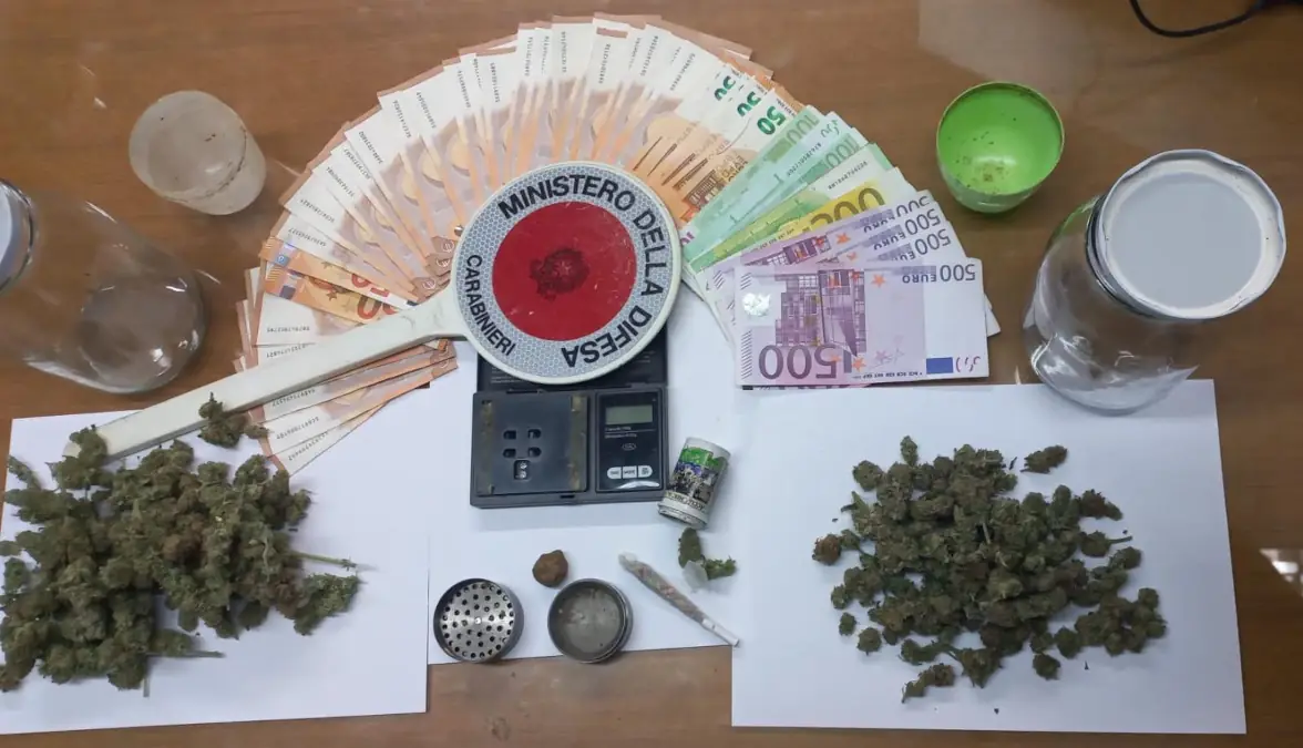 Nascondeva droga in un pneumatico