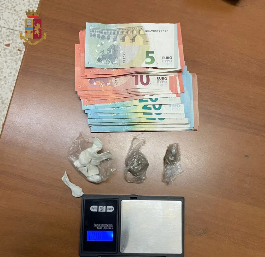 Spacciava dall'auto alla loggetta
