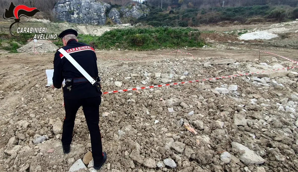 Rifiuti edili in un terreno