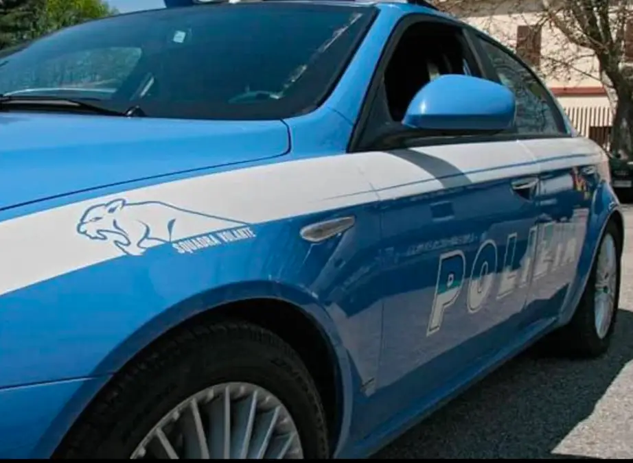 Infastidisce i clienti di un supermercato