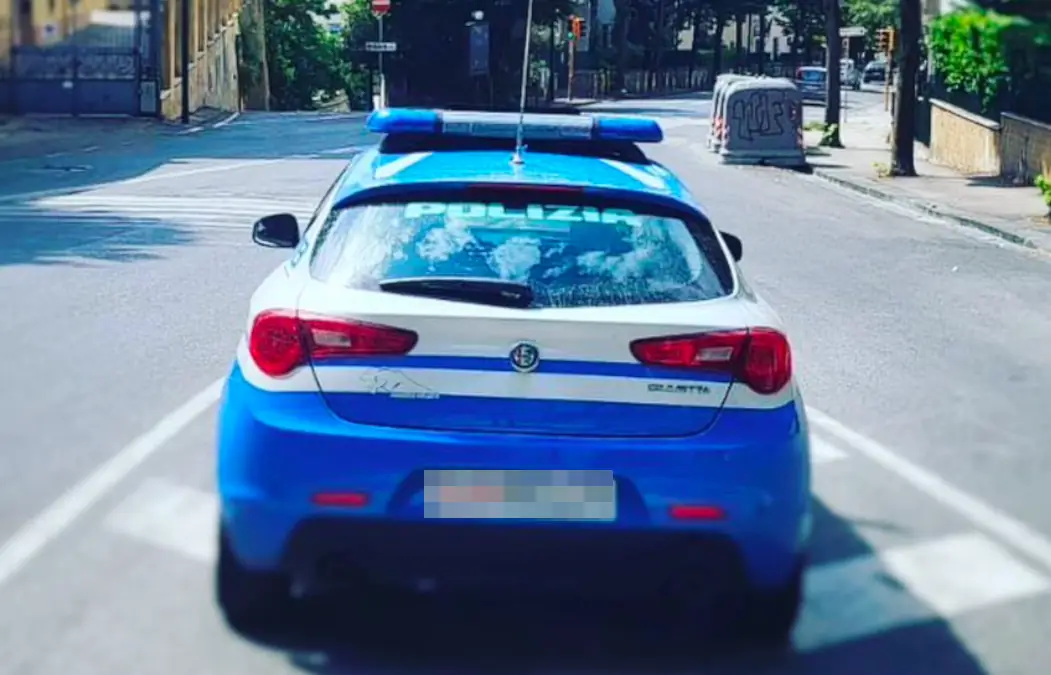 Tenta la fuga ma viene fermato con la droga