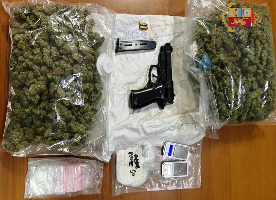 oltre 800 grammi di droga