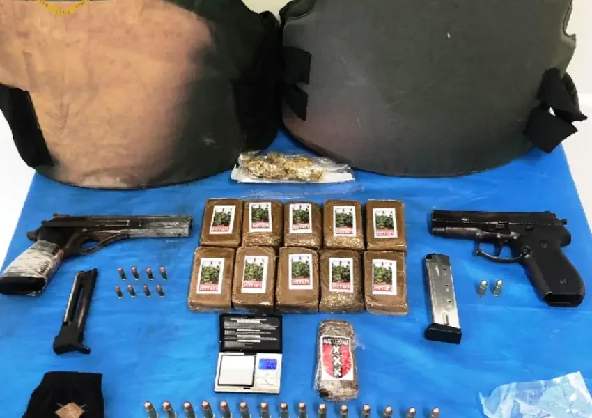 11 panetti di hashish ed armi