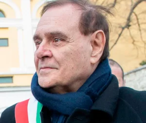 Mastella contro i vandali: “Denunciate chi danneggia Benevento”