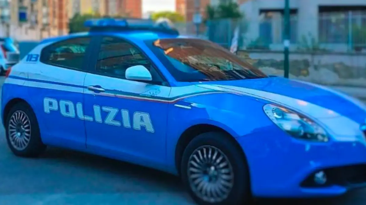 Vomero: infastidisce i passanti