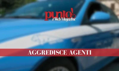 aggredisce i poliziotti in commissariato