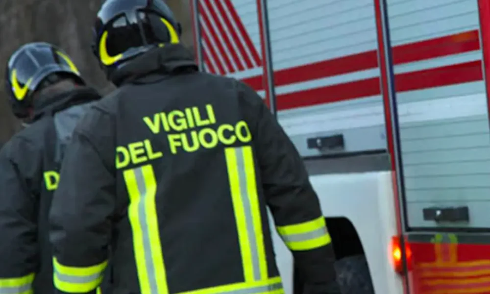 Tetto di un capannone in fiamme
