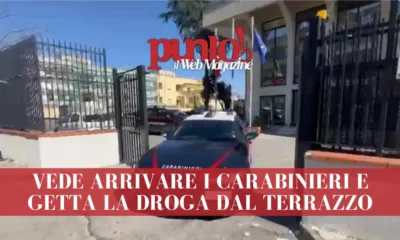 Lancia droga da terrazzo a Caivano