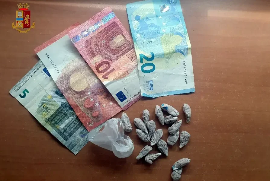 64enne sorpreso a cedere droga