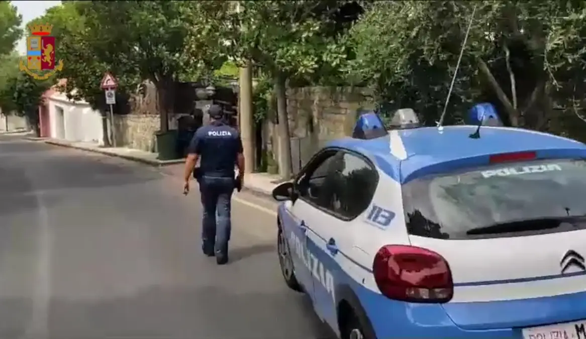 Ricercato in vacanza con la moglie