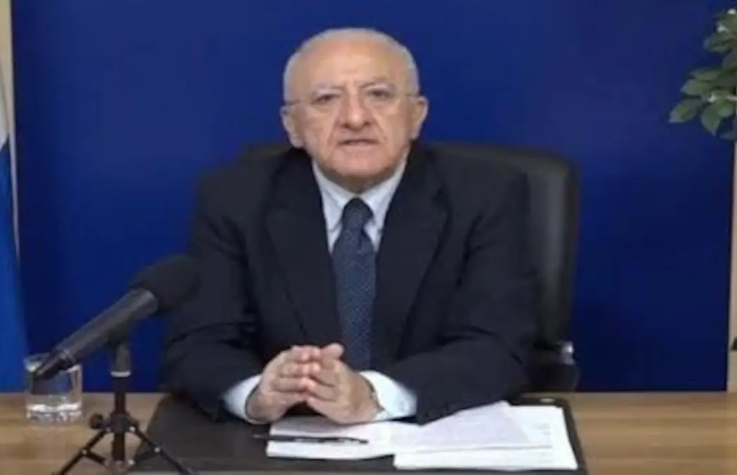 Tra elogi e critiche: De Luca