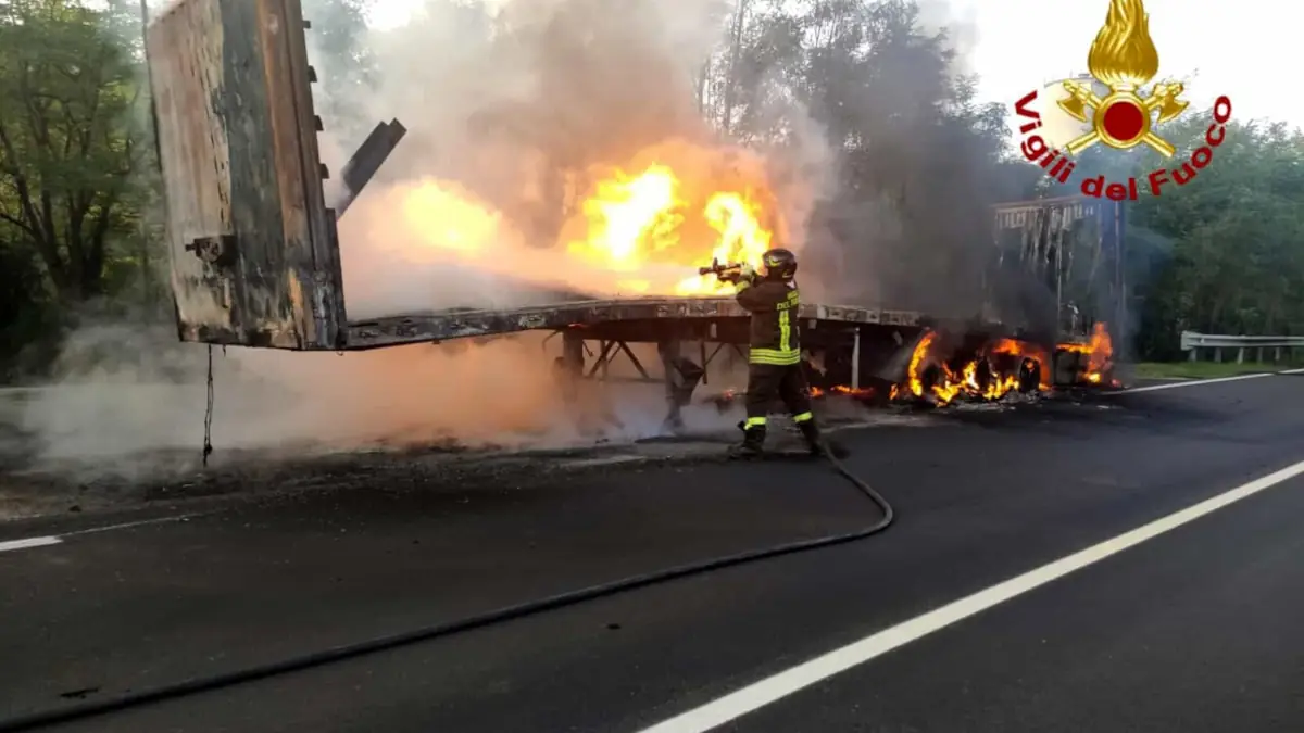 Autoarticolato prende fuoco