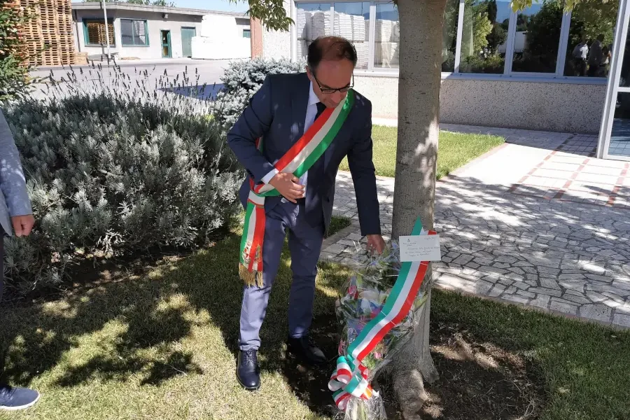 Deposto un fascio di fiori