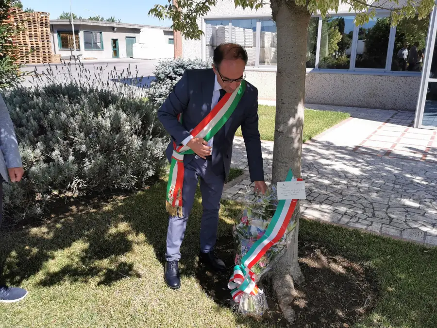 Deposto un fascio di fiori