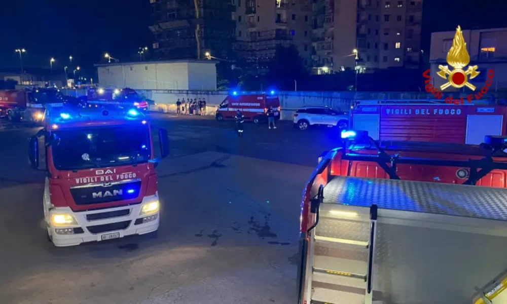 Violento incendio distrugge deposito