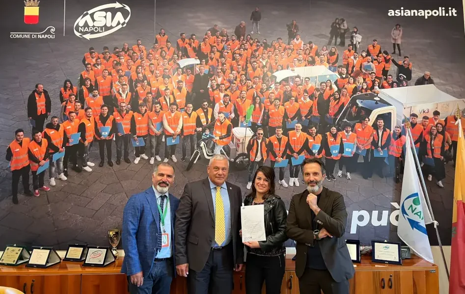 Raccolse soldi caduti ad un turista