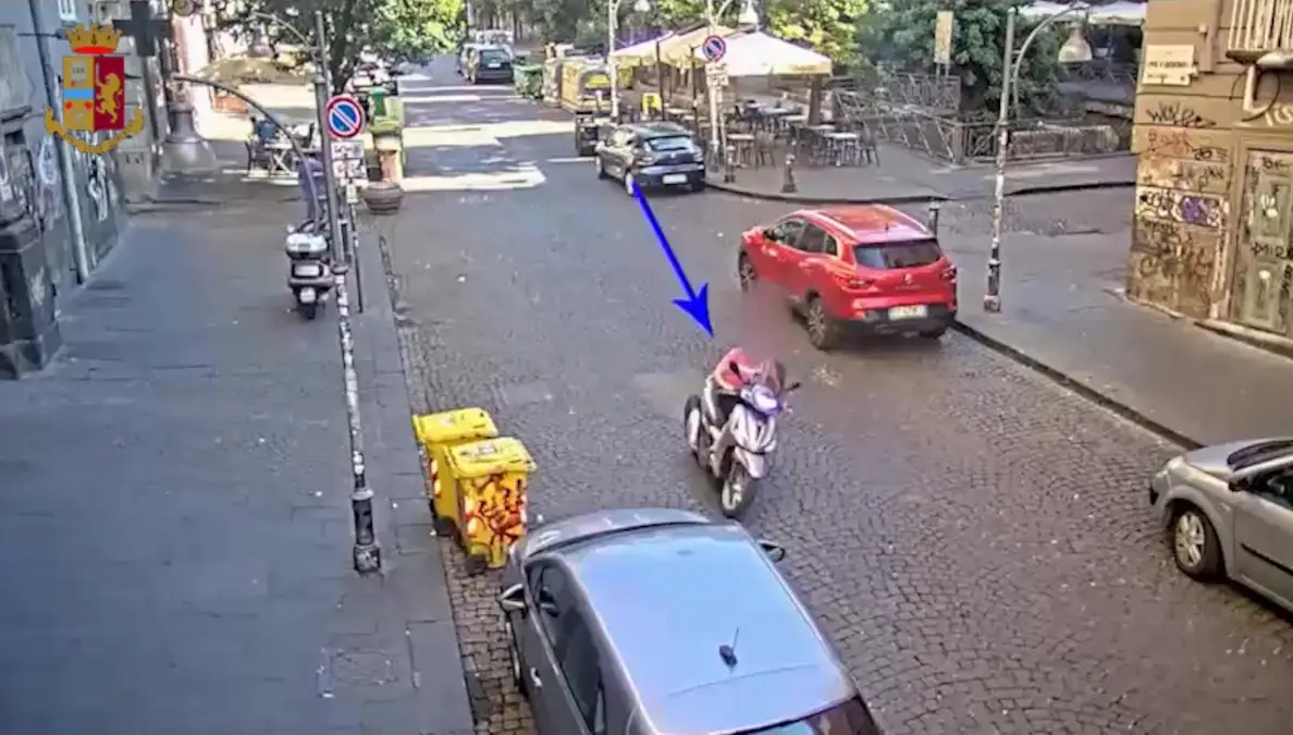 Pistola in pugno rapinò un giovane