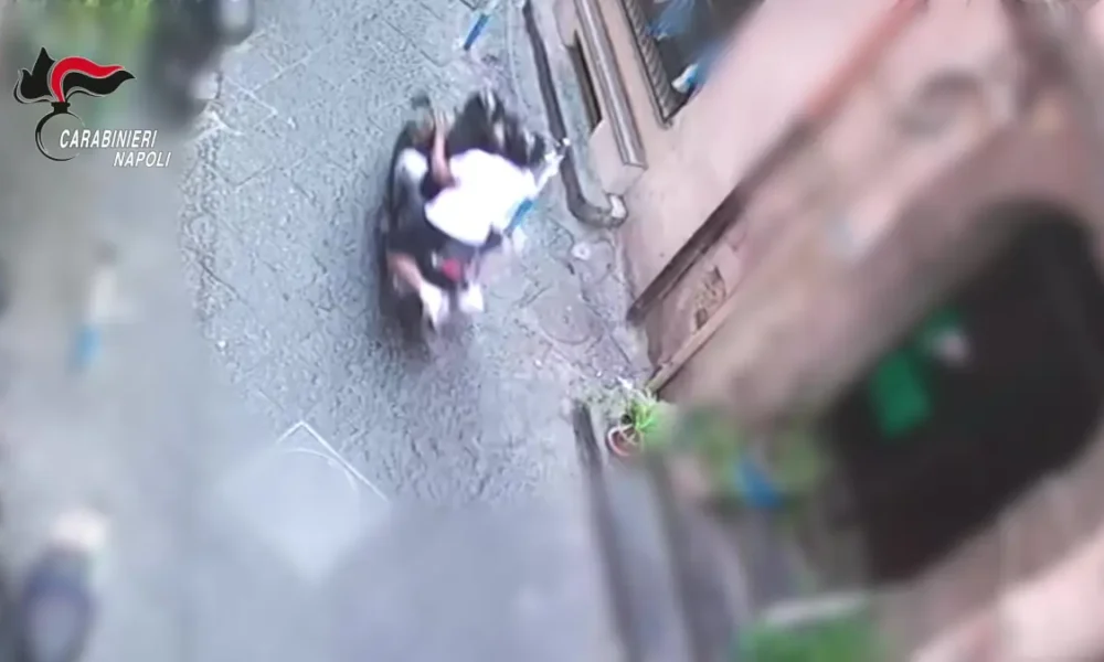 Scippano rolex a turisti cinesi