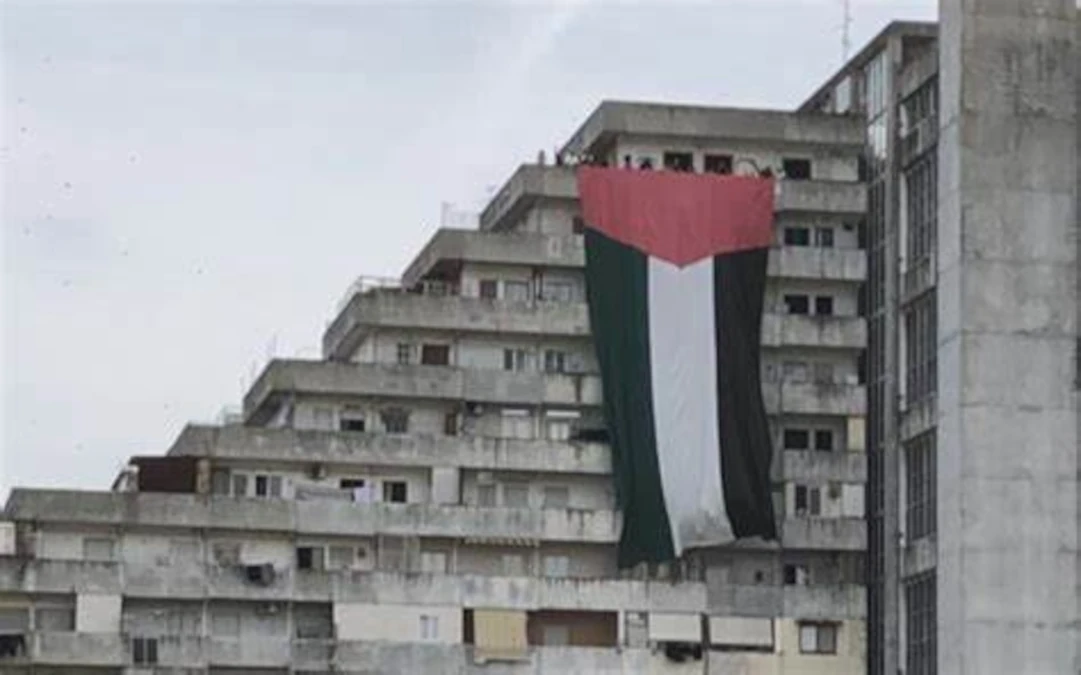 Sventolano su Scampia le bandiere palestinesi