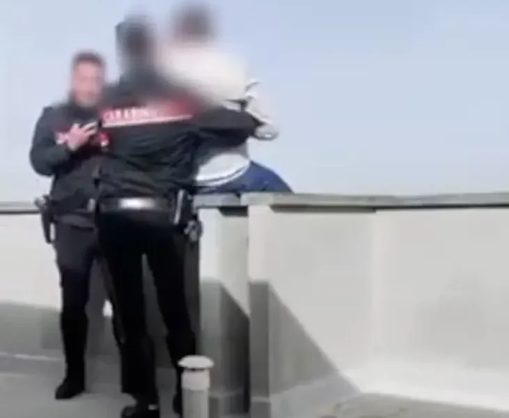 Tenta il suicidio a Giugliano