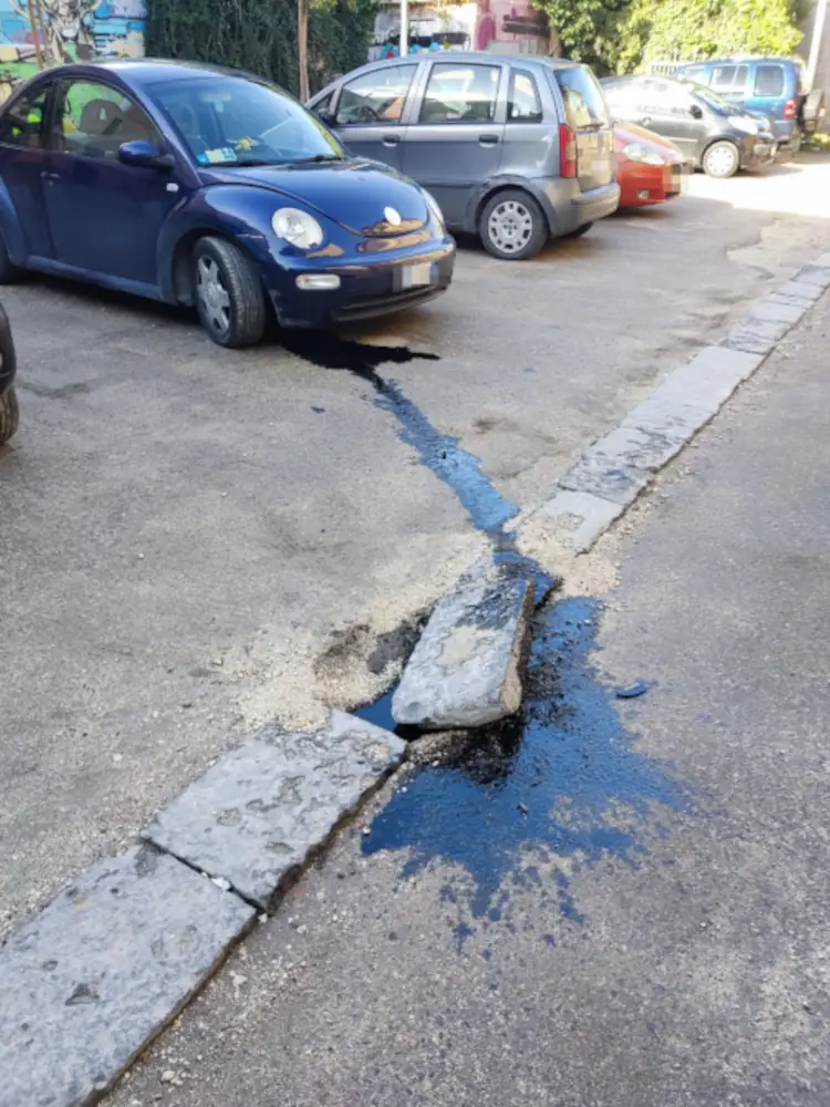 Qualiano: auto distrutta