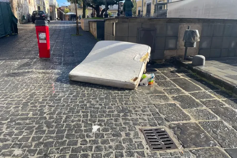 Degrado a Qualiano: abbandonato materasso
