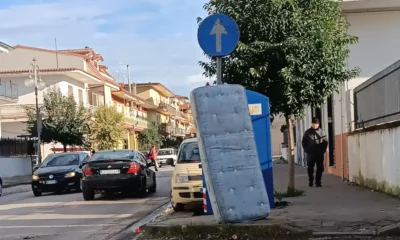 Materasso abbandonato in via Campana a Qualiano