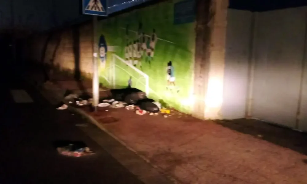 Qualiano: rifiuti sotto il murales di Maradona