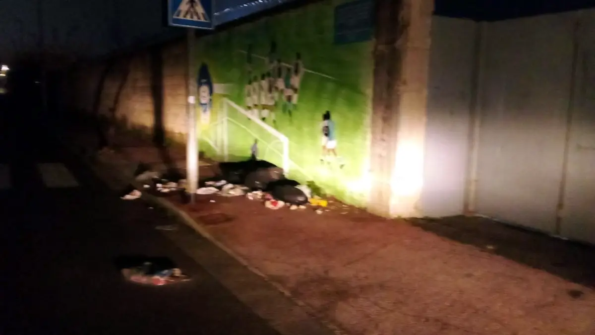 Qualiano: rifiuti sotto il murales di Maradona