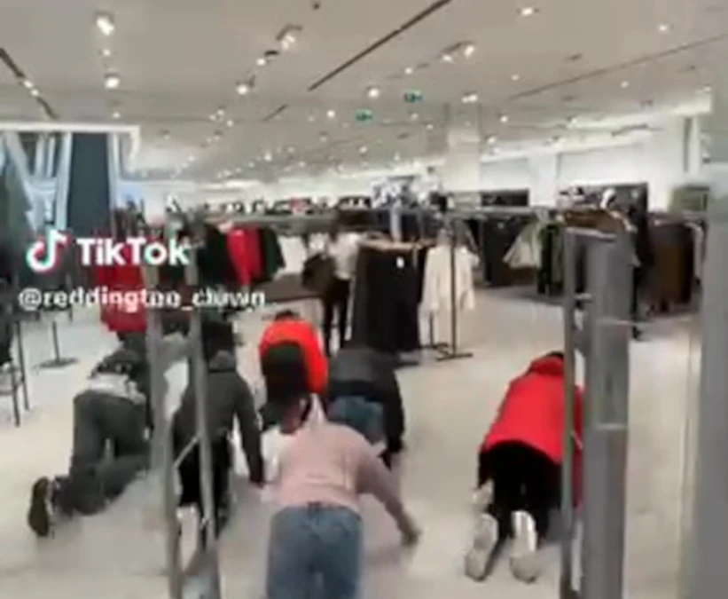 Ragazzi gattonano