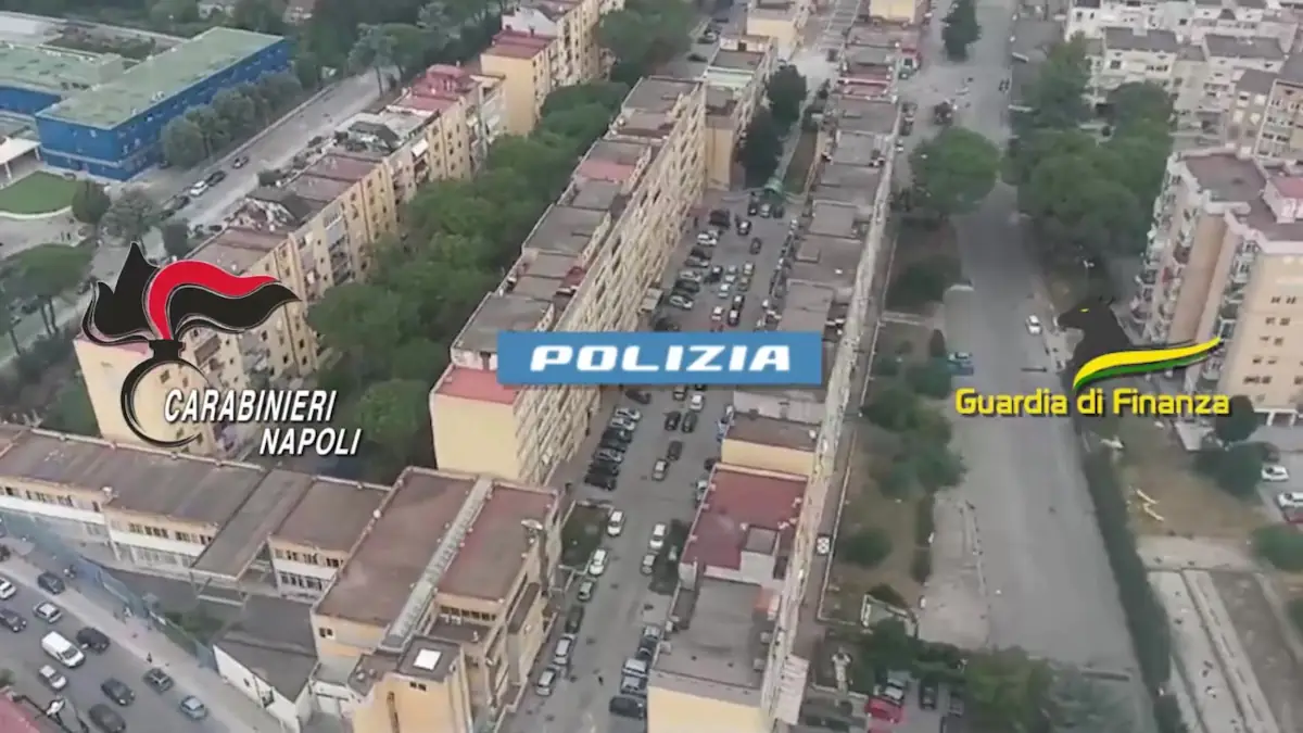 Controlli e perquisizioni in corso a Caivano
