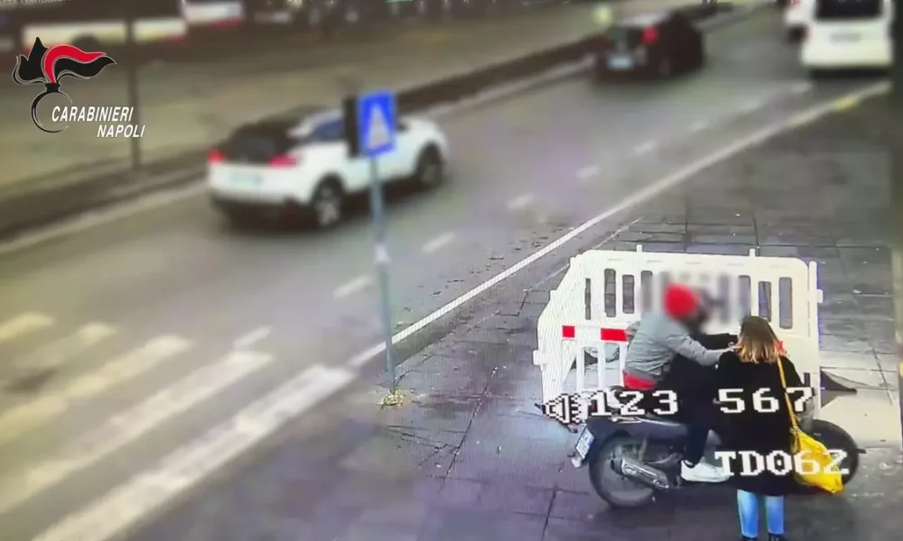 Trascinano una donna per uno scippo