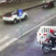 Trascinano una donna per uno scippo