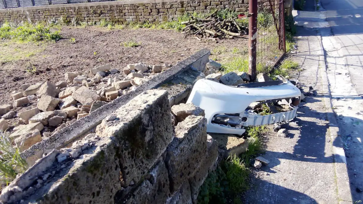 Qualiano: Paraurti d'auto